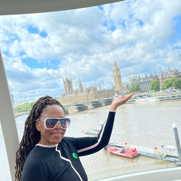 Meet your Posher, Stephanie - Picture 2 of 6